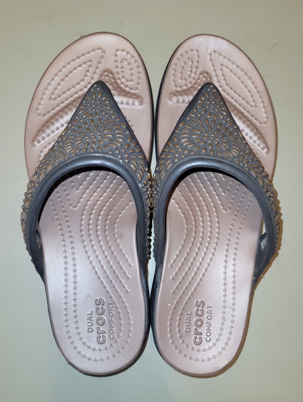 CROCS Women's Slate Gray Thong Sandal with Tan Sunburst And Footbed. Size 6 - Picture 2 of 6